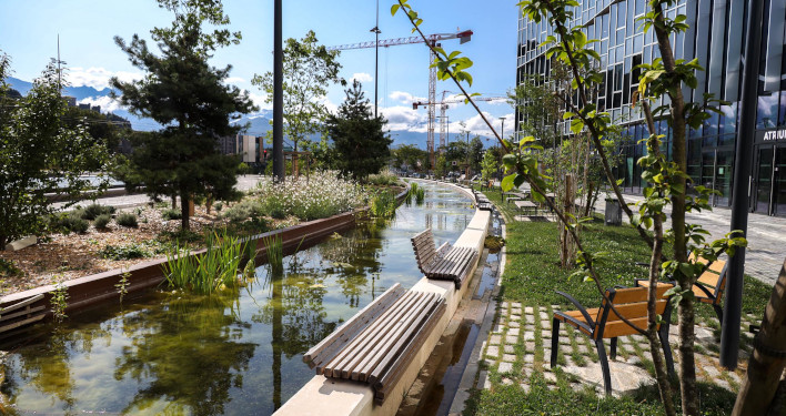 Présence de l’eau et du végétal renforcée, Place Mandela. © Ville de Grenoble