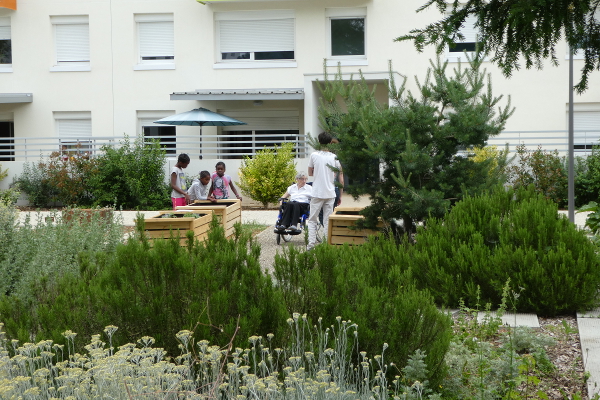 Dans le quartier sensible de Saint-Cyprien à Poitiers (86), les zones autrefois délaissées ont été ravivées grâce au végétal, favorisant les liens sociaux entre habitants.