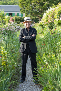 William Christie dans son jardin. © Luc Castel.
