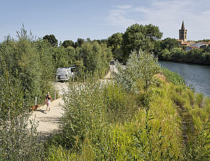 Traiter un parking comme un nouvel espace public ouvrant le centre-ville sur la rivière et son paysage